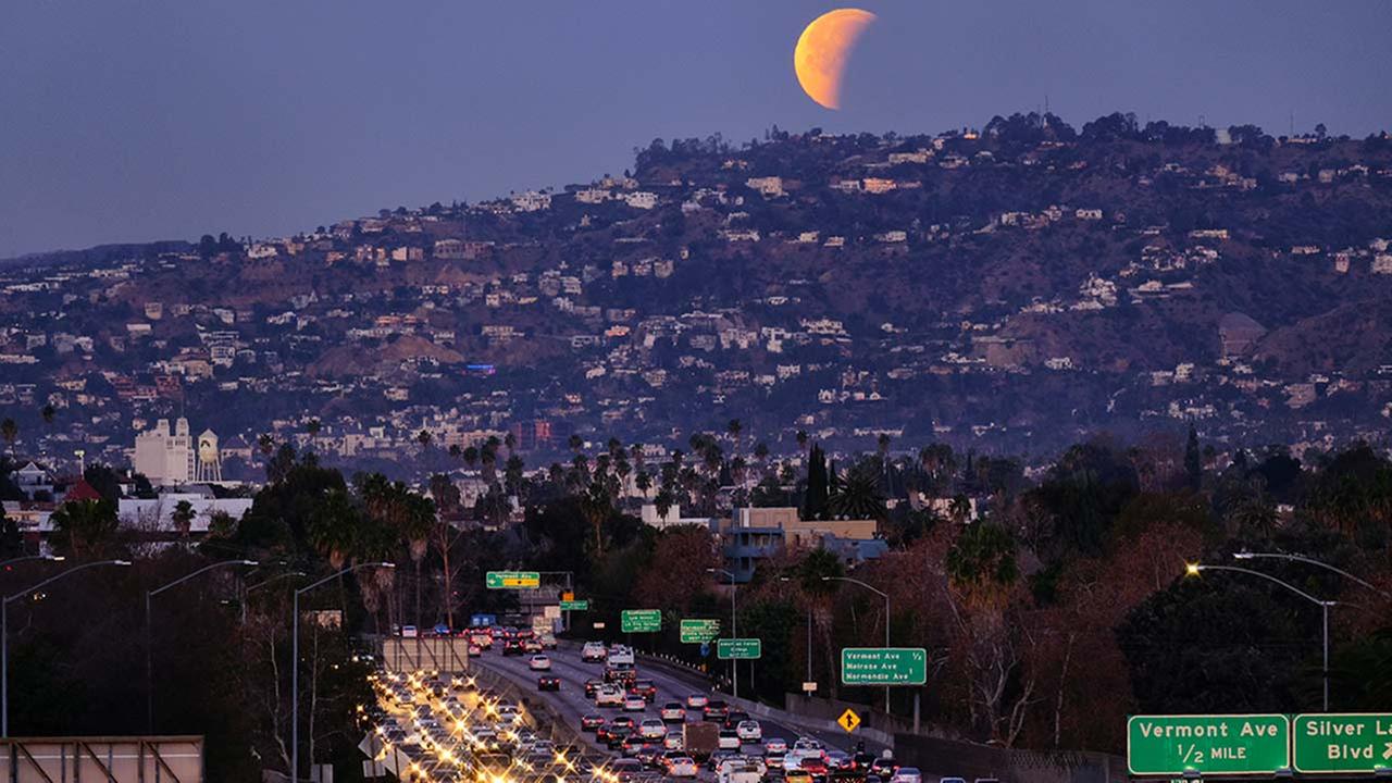 Menyaksikan Keindahan Gerhana Super Blue Blood Moon di Berbagai Penjuru Dunia